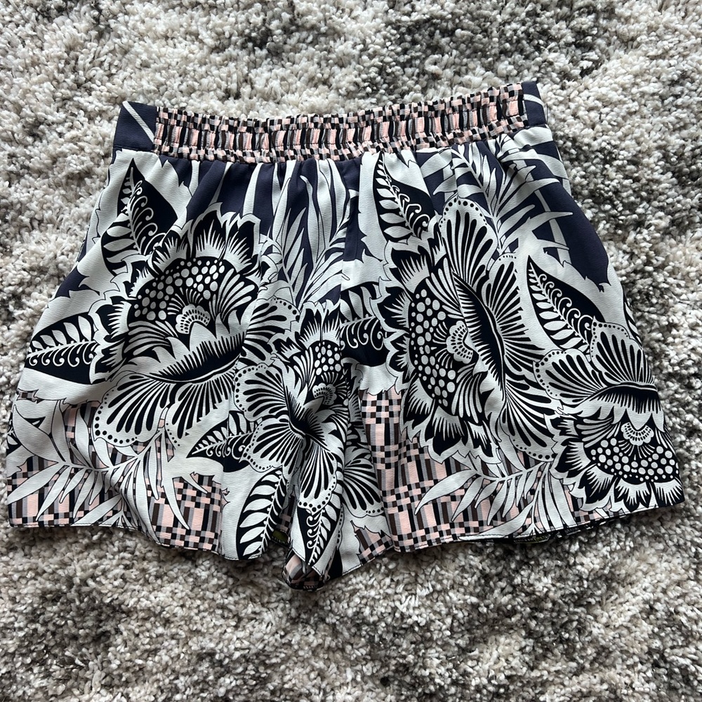 TOPSHOP Patterned Pleated Shorts - Picture 2 of 5
